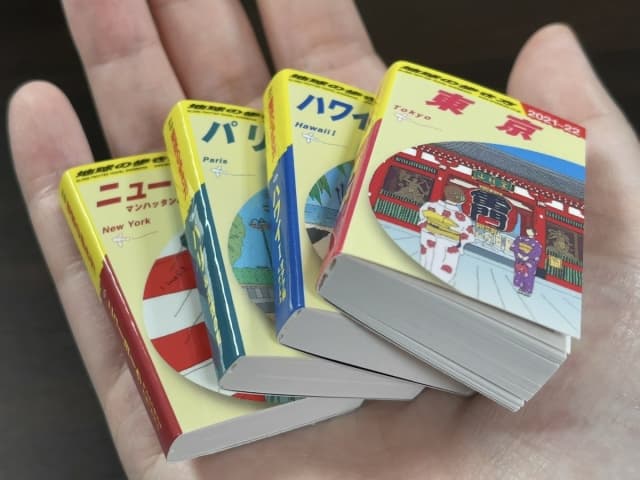 Tiny travel guides